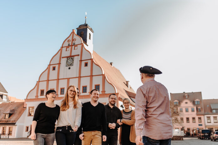 Stadtf__hrung_durch_GrimmaREDOK_ART_David_Rieger Seit Mai kann man in Grimma wöchentlich samstags an Stadtführungen teilnehmen. Foto: David Rieger