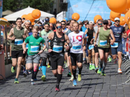 Der Skatstadtmarathon 2024 &ndash; hier der Start vom Halbmarathon &ndash; lockte eine Rekordzahl von L&auml;uferinnen und L&auml;ufern in die Skatstadt. Foto: Mario Jahn