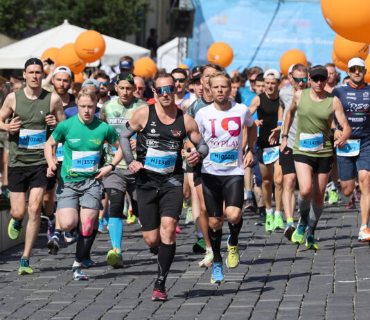Der Skatstadtmarathon 2024 &ndash; hier der Start vom Halbmarathon &ndash; lockte eine Rekordzahl von L&auml;uferinnen und L&auml;ufern in die Skatstadt. Foto: Mario Jahn