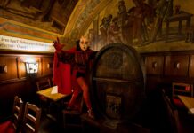 Vorhang auf für den großen Auftritt: Als Mephisto ist Hartmut Müller das Gesicht vom Auerbachs Keller - und dies auch zum 500. Jubiläum im Jahr 2025. Foto: Auerbachs Keller Leipzig