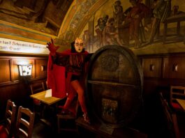 Vorhang auf f&uuml;r den gro&szlig;en Auftritt: Als Mephisto ist Hartmut M&uuml;ller das Gesicht vom Auerbachs Keller - und dies auch zum 500. Jubil&auml;um im Jahr 2025. Foto: Auerbachs Keller Leipzig