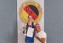 Pia Freis wurde in Lindow zur Deutschen Meisterin U15 gekrönt wurde. Hier mit Trainer Axel Lange. Foto: Mario Oehmig