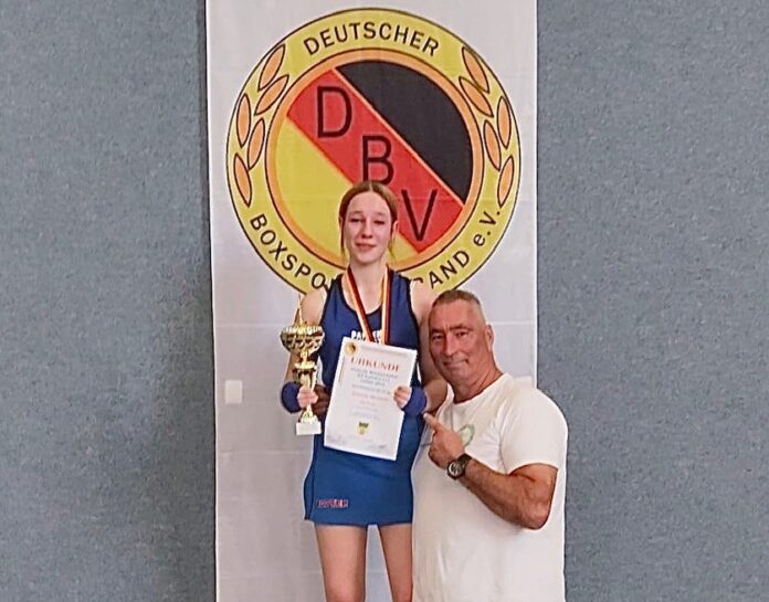 Pia_Freis_Pl._1_DM_U15_ Pia Freis wurde in Lindow zur Deutschen Meisterin U15 gekrönt wurde. Hier mit Trainer Axel Lange. Foto: Mario Oehmig
