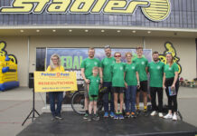 Diese Gewinner der Olympia-Challenge durften sich über eine Reise mit Polster & Pohl nach Paris freuen - mit dabei sind Carolin Wundke von Polster & Pohl, Petra Roßner (4.v.r.), Peter Kretschmer (2.v.r.) und Moderatorin Jennifer Thomas (r.). Foto: SC DHfK Leipzig