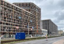Nur noch ein Gebäudegerippe ist das frühere Technische Rathaus in der Prager Straße. Die Stadt Leipzig hat das Grundstück soeben von der Adler Group übernommen. Foto: Jens Rometsch
