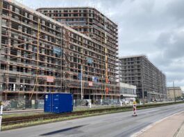 Nur noch ein Geb&auml;udegerippe ist das fr&uuml;here Technische Rathaus in der Prager Stra&szlig;e. Die Stadt Leipzig hat das Grundst&uuml;ck soeben von der Adler Group &uuml;bernommen. Foto: Jens Rometsch