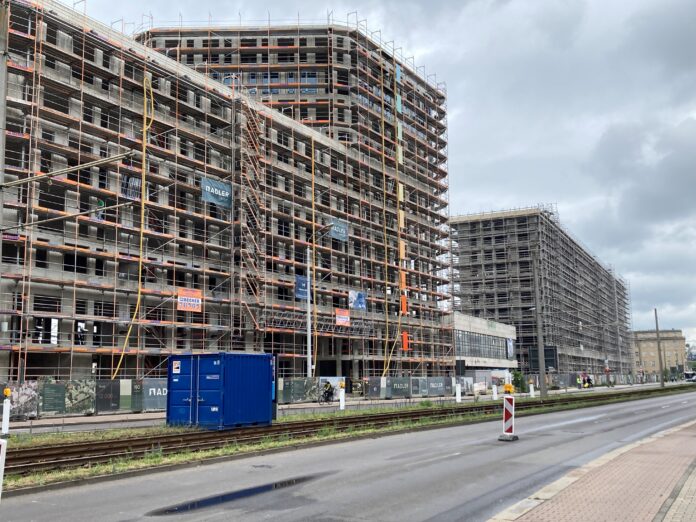 Nur noch ein Geb&auml;udegerippe ist das fr&uuml;here Technische Rathaus in der Prager Stra&szlig;e. Die Stadt Leipzig hat das Grundst&uuml;ck soeben von der Adler Group &uuml;bernommen. Foto: Jens Rometsch