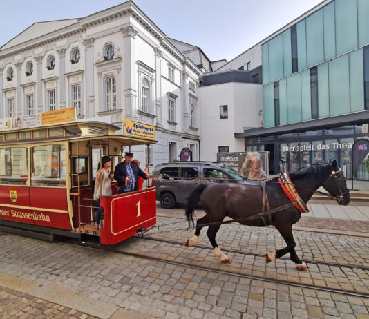 Die D&ouml;belner Pferdebahn ist wieder unterwegs &ndash; hier am Theater. Foto: Sven Bartsch