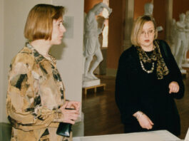 Ruth Gleisberg (links) mit Museumsdirektorin Jutta Penndorf, 1998, Foto: Jens Paul Taubert