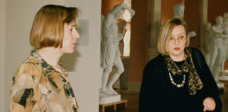 Ruth Gleisberg (links) mit Museumsdirektorin Jutta Penndorf, 1998, Foto: Jens Paul Taubert