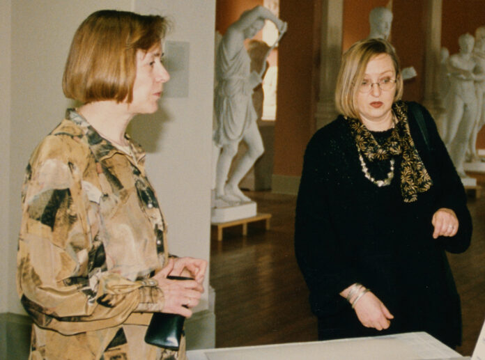 20240709_Nachruf_Ruth_Gleisberg__1_ Ruth Gleisberg (links) mit Museumsdirektorin Jutta Penndorf, 1998, Foto: Jens Paul Taubert