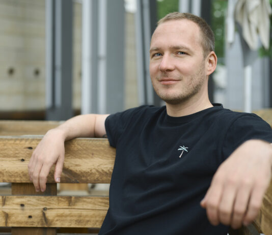Der Comedian Andr&eacute; Herrmann ist in Dessau aufgewachsen und lebt mittlerweile wieder in seiner Wahlstadt Leipzig. In seinem Roman &bdquo;Sch&ouml;n war's, aber nicht nochmal &ndash; Urlaub mit den Eltern" schreibt er seine Reiseerlebnisse auf. Foto: Felix Posner