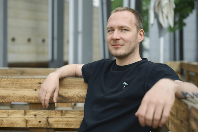 Portrait von Comedian André Herrmann Der Comedian André Herrmann ist in Dessau aufgewachsen und lebt mittlerweile wieder in seiner Wahlstadt Leipzig. In seinem Roman „Schön war's, aber nicht nochmal – Urlaub mit den Eltern