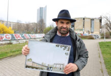 Naturkundemuseumschef Ronny Maik Leder mit dem Entwurf des Neubaus. Foto: André Kempner