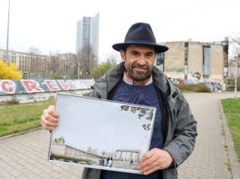 Naturkundemuseumschef Ronny Maik Leder mit dem Entwurf des Neubaus. Foto: Andr&eacute; Kempner