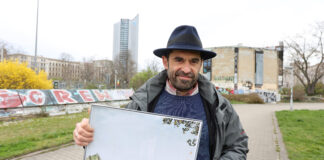 Naturkundemuseumschef Ronny Maik Leder mit dem Entwurf des Neubaus. Foto: André Kempner