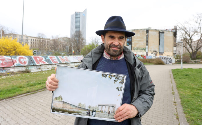Bowlingtreff am Leuschnerplatz in Leipzig Naturkundemuseumschef Ronny Maik Leder mit dem Entwurf des Neubaus. Foto: André Kempner