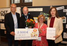 Verleihung vom Familienfreundlichkeitspreis 2022 in Neuen Rathaus in Leipzig.Publikumspreis fŸr NAZ Die TŸr. v.l. Volkmar MŸller, Carsten Bauers/Kerstin Sommerfeld und Vicki Felthaus bei der Preisverleihung. Foto: Andre Kempner