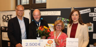Verleihung vom Familienfreundlichkeitspreis 2022 in Neuen Rathaus in Leipzig.Publikumspreis fŸr NAZ Die TŸr. v.l. Volkmar MŸller, Carsten Bauers/Kerstin Sommerfeld und Vicki Felthaus bei der Preisverleihung. Foto: Andre Kempner