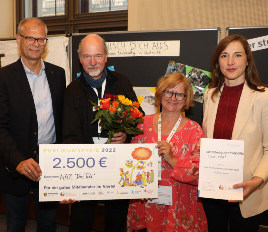 Verleihung vom Familienfreundlichkeitspreis 2022 in Neuen Rathaus in Leipzig.Publikumspreis fr NAZ Die Tr. v.l. Volkmar Mller, Carsten Bauers/Kerstin Sommerfeld und Vicki Felthaus bei der Preisverleihung. Foto: Andre Kempner