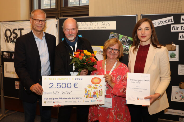 Verleihung vom Familienfreundlichkeitspreis 2022 in Neuen Rathaus in Leipzig.Publikumspreis fr NAZ Die Tr. v.l. Volkmar Mller, Carsten Bauers/Kerstin Sommerfeld und Vicki Felthaus bei der Preisverleihung. Foto: Andre Kempner