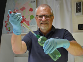 Dipl.-Phys. Harald G&uuml;lzow analysiert eine Brunnenwasserprobe im Labormobil vom VSR-Gew&auml;sserschutz. Foto: Matthias Ahlbrecht