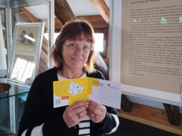 Die Schm&ouml;llner Museumsmitarbeiterin Stefanie Heilmann ist begeistert von der Stempelkarten-Aktion. Foto: Stadt Schm&ouml;lln