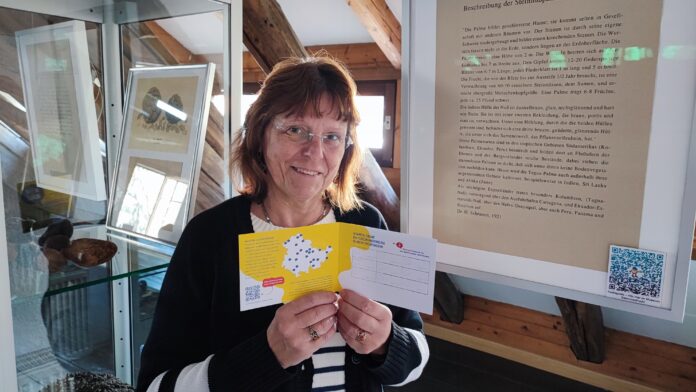 Die Schm&ouml;llner Museumsmitarbeiterin Stefanie Heilmann ist begeistert von der Stempelkarten-Aktion. Foto: Stadt Schm&ouml;lln