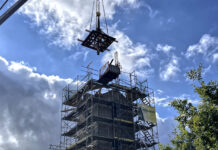 Nachdem die letzten störenden Holznägel entfernt waren, schwebte die Haube über der barocken Saalkirche. Foto: Andreas Bechert