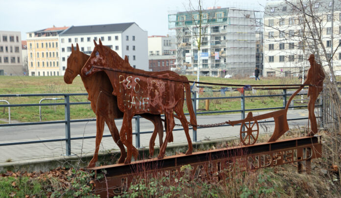Wie sieht es mal aus, das Jahrtausendfeld in Leipzig? Drei Entw&uuml;rfe f&uuml;r den Schulneubau sind in der Auswahl. Foto: Andr&eacute; Kempner