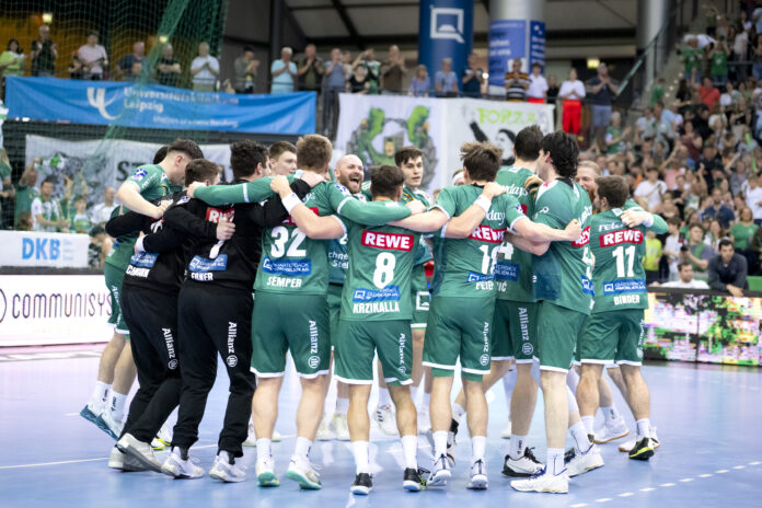 Auch in der kommenden Spielzeit wollen die gr&uuml;n-wei&szlig;en Bundesliga-Handballer wieder so feiern - daf&uuml;r startet am 18. Juli die entsprechende Vorbereitung. Foto: Klaus Trotter