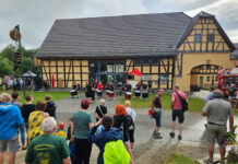 Gemeinsam mit den Samba-Trommlern von „Como Vento“ feierten die Gäste der Großveranstaltung den neuen Schützenkönig. Foto: Heimatverein Göpfersdorf.