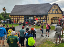 Gemeinsam mit den Samba-Trommlern von &bdquo;Como Vento&ldquo; feierten die G&auml;ste der Gro&szlig;veranstaltung den neuen Sch&uuml;tzenk&ouml;nig. Foto: Heimatverein G&ouml;pfersdorf.