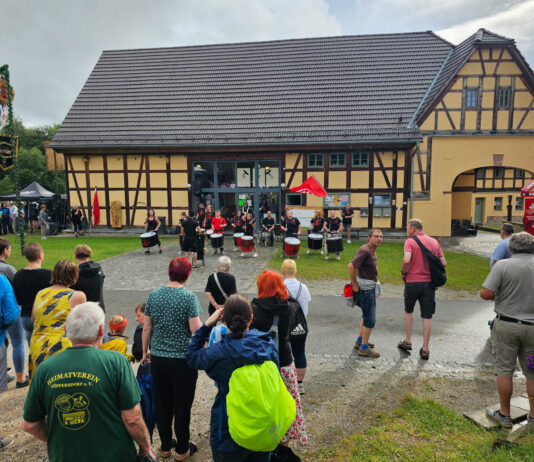 Gemeinsam mit den Samba-Trommlern von &bdquo;Como Vento&ldquo; feierten die G&auml;ste der Gro&szlig;veranstaltung den neuen Sch&uuml;tzenk&ouml;nig. Foto: Heimatverein G&ouml;pfersdorf.