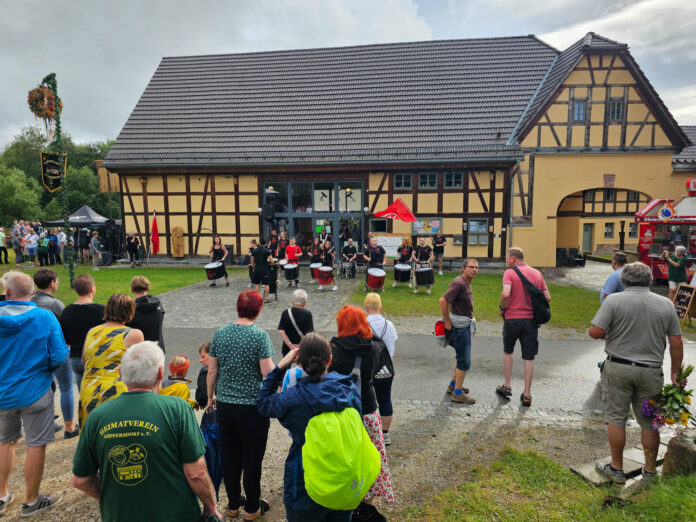 Gemeinsam mit den Samba-Trommlern von &bdquo;Como Vento&ldquo; feierten die G&auml;ste der Gro&szlig;veranstaltung den neuen Sch&uuml;tzenk&ouml;nig. Foto: Heimatverein G&ouml;pfersdorf.