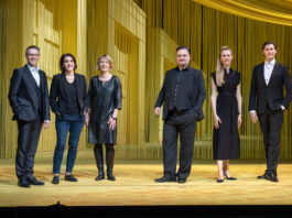 Blickt zufrieden zur&uuml;ck und positiv voraus: das Leitungsteam der Oper Leipzig um Tobias Wolff (3.v.r.) und Lydia Schubert (3.v.l.). Foto: Uwe Frauendorf