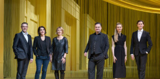 Blickt zufrieden zurück und positiv voraus: das Leitungsteam der Oper Leipzig um Tobias Wolff (3.v.r.) und Lydia Schubert (3.v.l.). Foto: Uwe Frauendorf