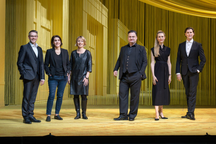 Blickt zufrieden zur&uuml;ck und positiv voraus: das Leitungsteam der Oper Leipzig um Tobias Wolff (3.v.r.) und Lydia Schubert (3.v.l.). Foto: Uwe Frauendorf