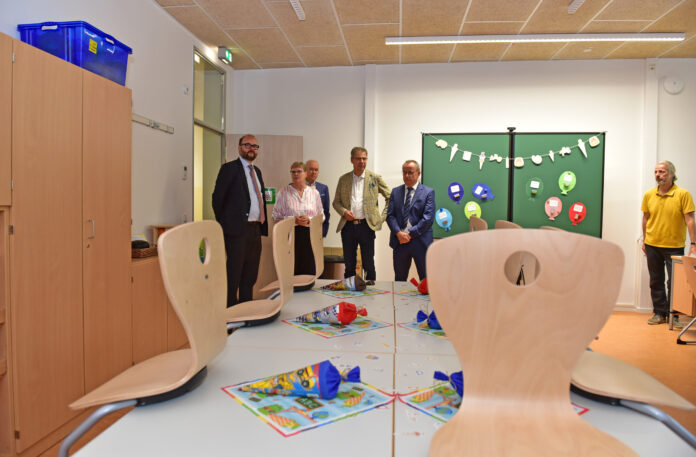 W&auml;hrend des Er&ouml;ffnungsrundgangs im neuen F&ouml;rderschulcampus Delitzsch. Foto: LRA/Bley