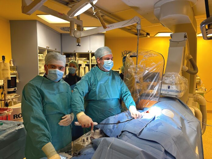9-24-1_Erfolgsgeschichte_Kardiologie Oberarzt Dr. Denis Schloma (li.) und Chefarzt Johannes Wilde (re.) werden mit dem kleinsten Schrittmacher der Welt die Lebensqualität vieler Patienten verbessern können. Foto: Klinikum Altenburger Land