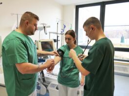 Der zentrale Praxisanleiter Philipp Teich (l.) zeigt Auszubildenden, wie man den Blutdruck misst. Foto: SKH Altscherbitz