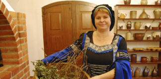 Mit Kräuterfrau Barbara kann man eine Zeitreise der besonderen Art erleben. Foto: Pressefoto Agentur