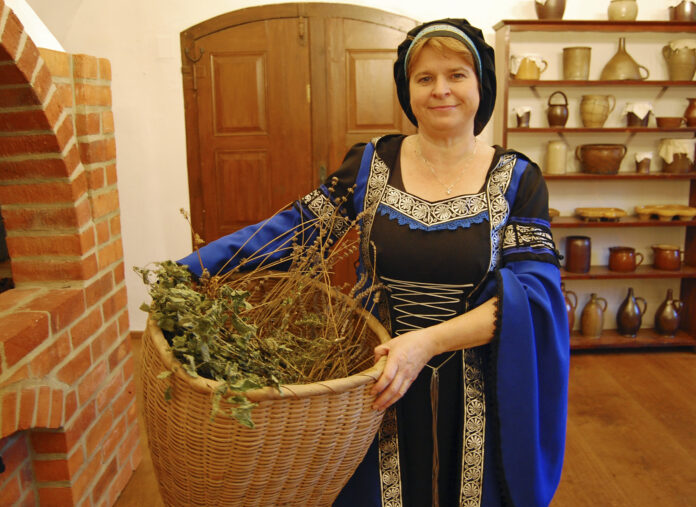 Barbara Mit Kräuterfrau Barbara kann man eine Zeitreise der besonderen Art erleben. Foto: Pressefoto Agentur
