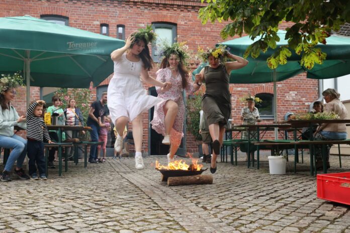 Die_Spr__nge___ber_das_Feuer_waren_das_Highlight_des_Abends__C__Olga_Atamaniuk Die Sprünge über das Feuer waren das Highlight des Abends. Foto: Naturpark Dübener Heide/Olga Atamaniuk
