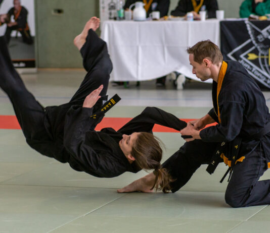 Wurftechniken &ndash; wie hier von Marcus und Katharina Frenkel demonstriert &ndash; z&auml;hlen neben dynamischen Hebel- und Tritttechniken zu den Besonderheiten des Hapkido. Foto: privat