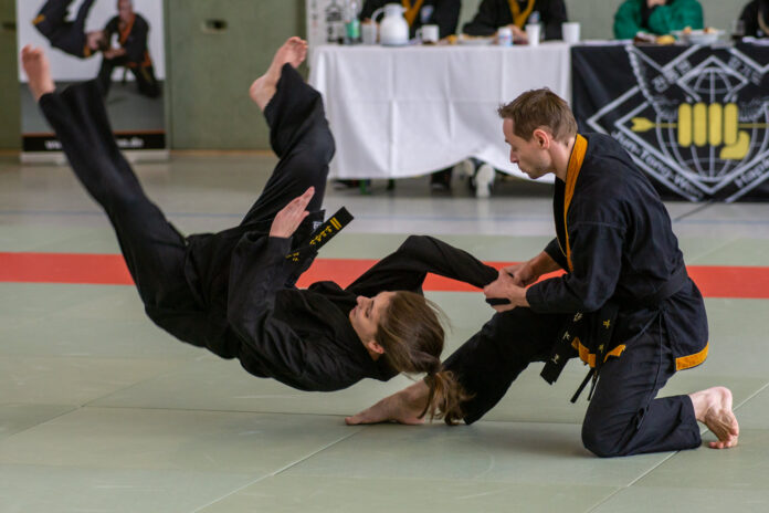Wurftechniken &ndash; wie hier von Marcus und Katharina Frenkel demonstriert &ndash; z&auml;hlen neben dynamischen Hebel- und Tritttechniken zu den Besonderheiten des Hapkido. Foto: privat