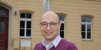 Der pädagogische Mitarbeiter der Volkshochschule Altenburger Land, Politikwissenschaftler Dr. Michael Hein, geht verschiedenen Fragen rund um die Landtagswahl nach. Foto: Ralf Miehle