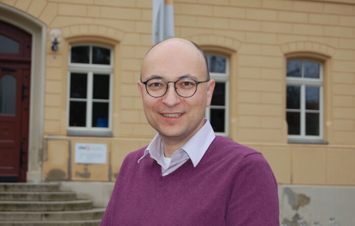 Hein_vor_VHS_02 Der pädagogische Mitarbeiter der Volkshochschule Altenburger Land, Politikwissenschaftler Dr. Michael Hein, geht verschiedenen Fragen rund um die Landtagswahl nach. Foto: Ralf Miehle