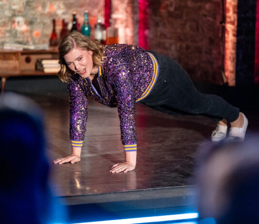 Bei ihrem Auftritt bei &bdquo;Olafs Klub&ldquo; legte sich Comedian Fee &shy;Brembeck auch k&ouml;rperlich richtig ins Zeug. Foto: Enrico Meyer