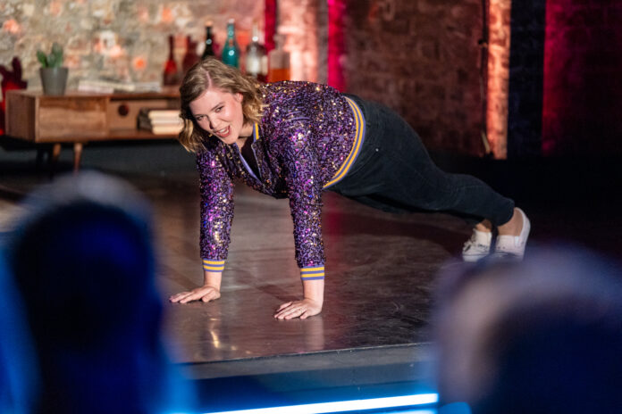 Olafs_Klub_Sednung_5-6_2023-127__1___1_ Bei ihrem Auftritt bei „Olafs Klub“ legte sich Comedian Fee Brembeck auch körperlich richtig ins Zeug. Foto: Enrico Meyer